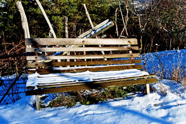 Ławka pokryta śniegiem — Zdjęcie stockowe