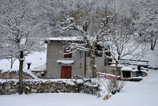 Haus mit Schnee — Stockfoto