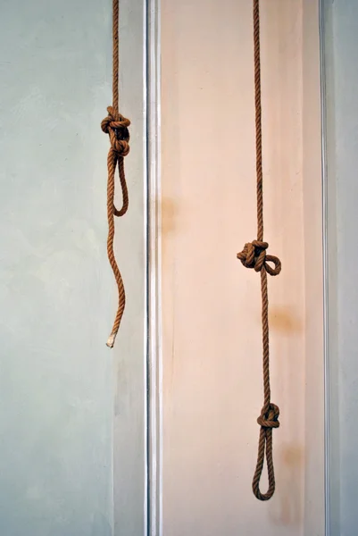 鐘を鳴らすロープ — ストック写真