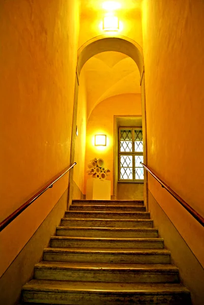 Korridor med konstgjorda lampor — Stockfoto