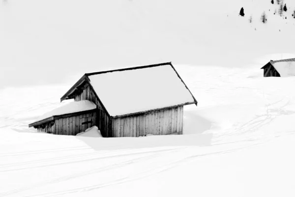 Stuga i snön — Stockfoto