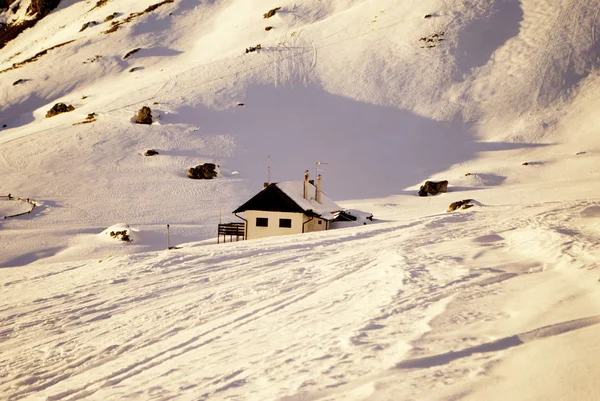 Colibă în zăpadă — Fotografie, imagine de stoc
