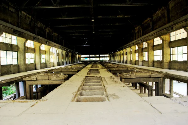 Salle d'usine abandonnée, avec fenêtres cassées . — Photo