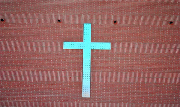 Metalowy krzyż z czerwonej cegły — Zdjęcie stockowe