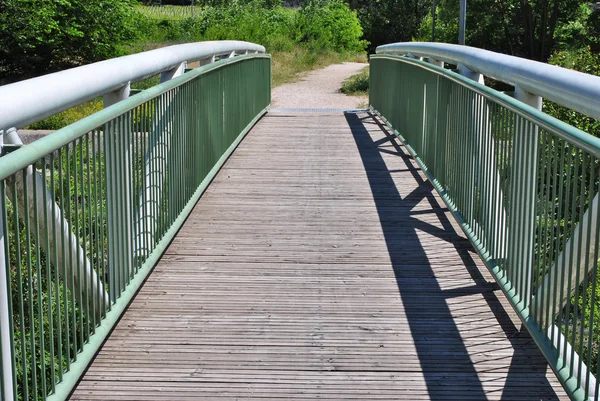 Белый деревянный мост в парке — стоковое фото