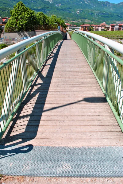 Bílý dřevěný most v parku — Stock fotografie