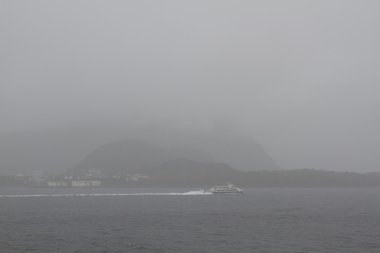 çok sisli gün Norveç'te deniz, gemi, çok l ateş et.