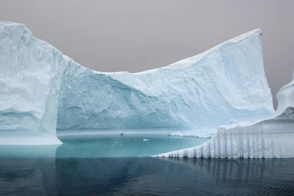 IJsberg in de zee — Stockfoto