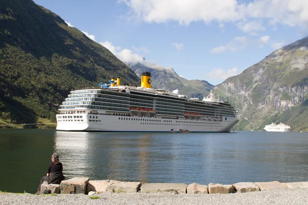 End of the famous Geiranger fjord, Norway with cruise ship — Stock Photo, Image