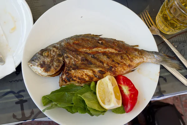 Limon ve domates ızgara balık — Stok fotoğraf