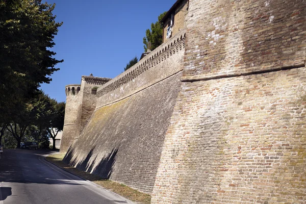 Стена замка Коринальдо — стоковое фото