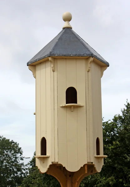 Casa de pássaro de madeira . — Fotografia de Stock