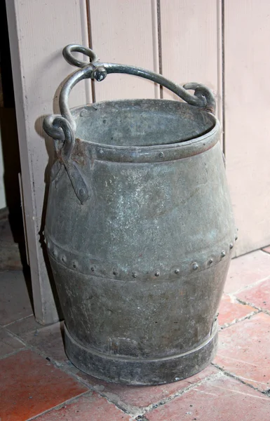 Ročník plechový kbelík. — Stock fotografie