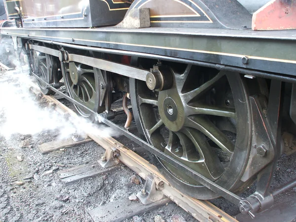 Le ruote e il vapore di una locomotiva . — Foto Stock