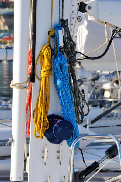 Cordas coloridas penduradas em mastro de iate — Fotografia de Stock