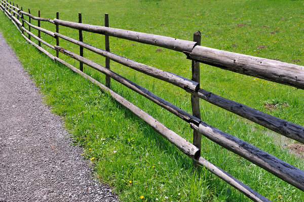 Забор на зеленом лугу
