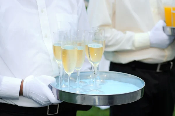 Kellner mit Champagner — Stockfoto