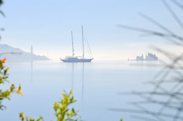 Sailing boat in the misty morning — Stock Photo, Image