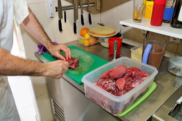 Резание мяса на кухне — стоковое фото