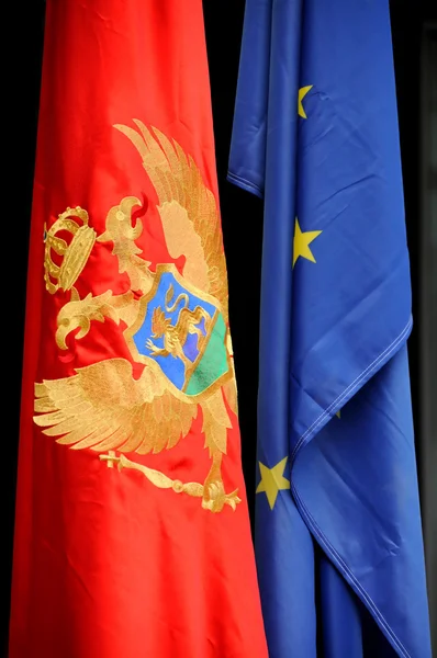Montenegrinska och europeiska flaggan — Stockfoto