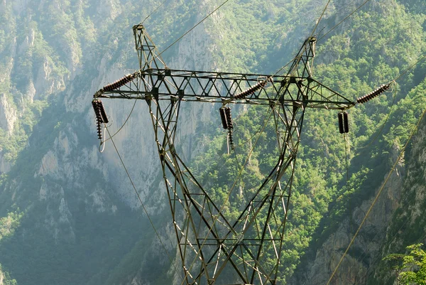Linia elektroenergetyczna w środowisku naturalnym — Zdjęcie stockowe