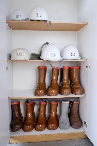 Шлемы и ботинки безопасности — стоковое фото