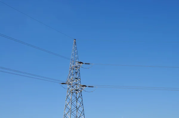 Linea elettrica con cielo blu sullo sfondo — Foto Stock