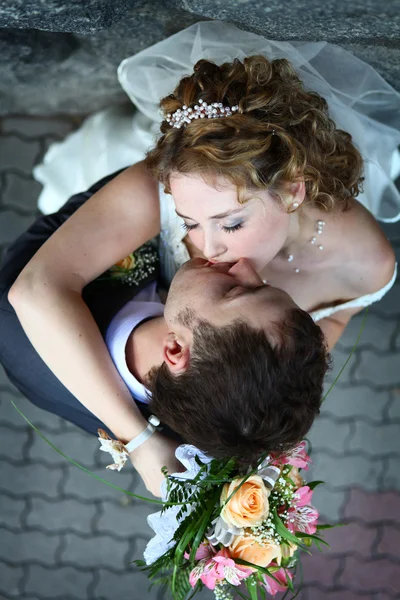 花嫁と新郎のキス — ストック写真