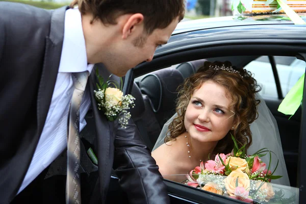 Bride in car and groom — Stok fotoğraf