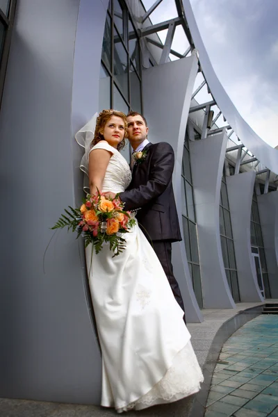 Bruden och brudgummen nära collonnade — Stockfoto