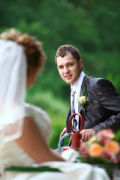 Жених и невеста на качелях — стоковое фото