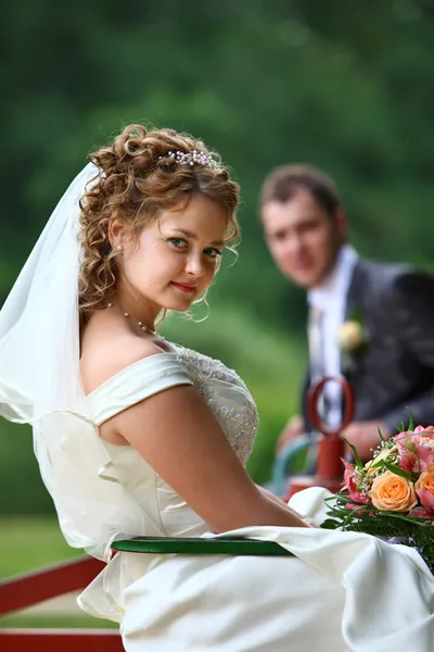 Nevěsta a ženich na houpačce — Stock fotografie