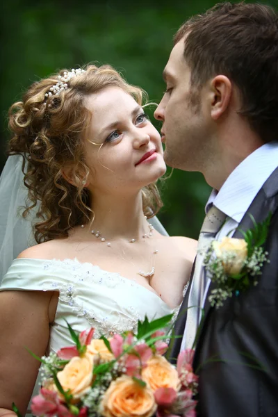 Braut blickt dem Bräutigam in die Augen — Stockfoto