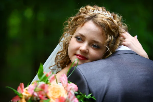 Sposa abbracciando sposo — Foto Stock