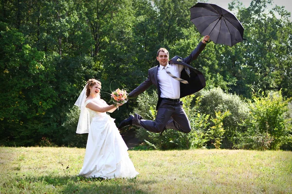 Gelin ve damat şemsiye üzerinde uçan