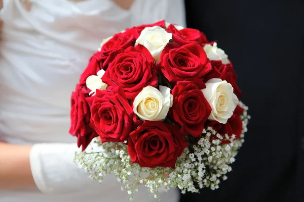 Ruce s svatební kytice — Stock fotografie