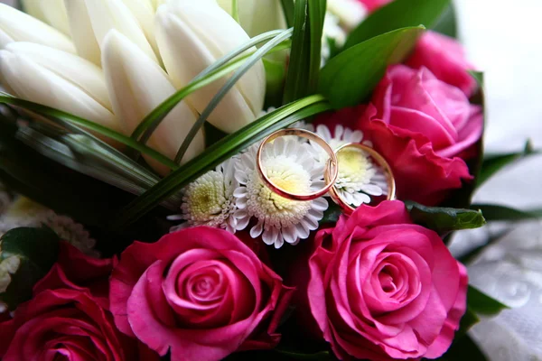 两个戒指和婚礼的花束 — 图库照片