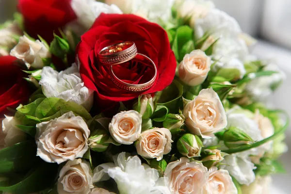 Deux anneaux et bouquet de mariage — Photo