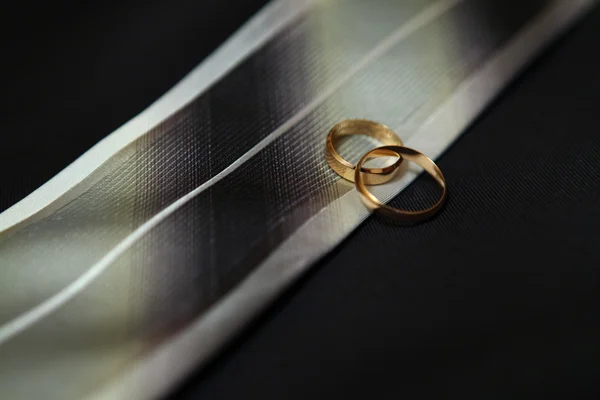 Anéis de casamento no lenço do noivo — Fotografia de Stock