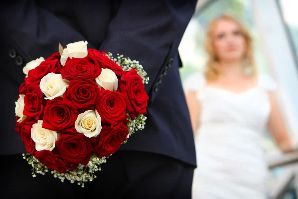 Sposo tenuta bouquet da sposa — Foto Stock