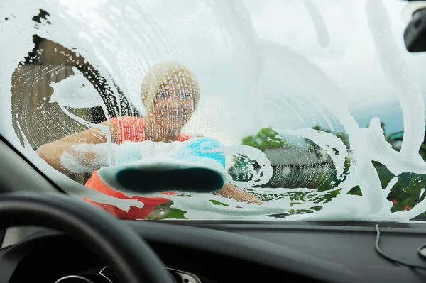 女性は彼女の車を洗う — ストック写真