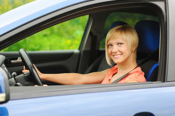 Uśmiechnięta młoda kobieta w samochodzie — Zdjęcie stockowe
