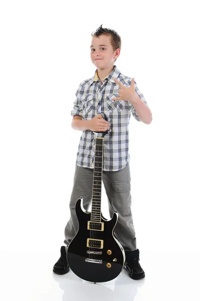 Kleine muzikant spelen gitaar — Stockfoto