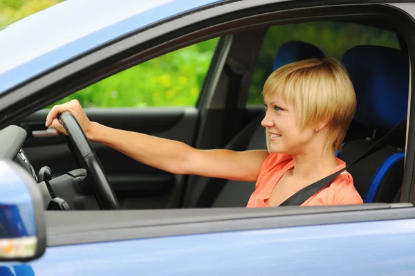Sorrindo jovem mulher no carro — Fotografia de Stock