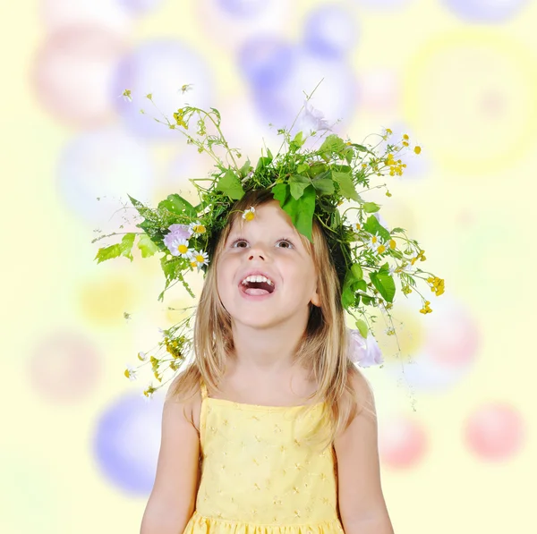 Chica con una corona de flores. —  Fotos de Stock