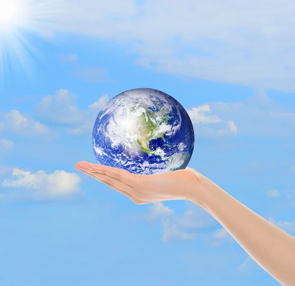 Planet Earth in the female hand — Stock Photo, Image