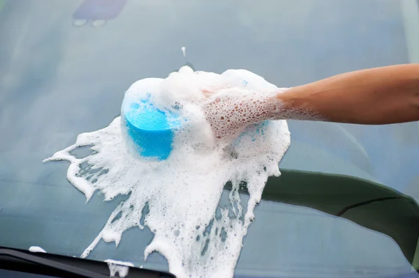 Kobieta myje jej samochodu — Zdjęcie stockowe