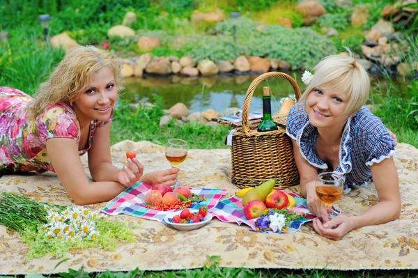 Young women in a park — Stock Photo, Image