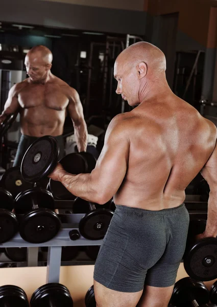 Kroppsbyggare som visar hans muskler — Stockfoto