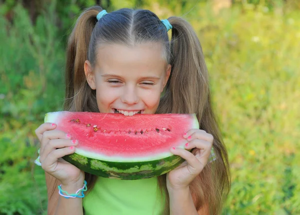Ung flicka äter vattenmelon — Stockfoto